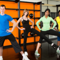 groiuop ezxercising at a gym